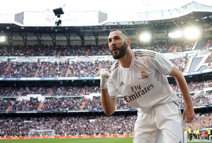 Karim Benzema celebra su gol durante el derbi.