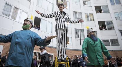 Actores del espectáculo 'Kópera' actuando en las calles de Vallecas.