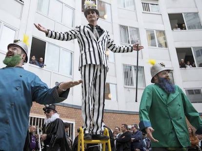 Actores del espectáculo 'Kópera' actuando en las calles de Vallecas.