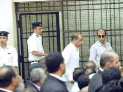 El exministro de información de Egipto, Anas al-Fiqi (al centro) sale de la corte donde acudió para el juicio por el caso en el que se investiga en El Cairo, Egipto, el pasado 18 de julio.