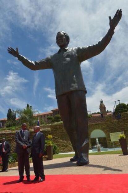 El presidente sudafricano Jacob Zuma y el nieto de Mandela, Mandla Mandela, inauguran la estatua del Nobel de la Paz.