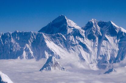 Nepal y China fijaron este martes la altura del Everest en 8.848,86 metros, tras colaborar en una medición que pone fin a años de polémica y preguntas sobre cuál es la altura de la montaña más alta del planeta. Hasta ahora, China la fijaba en 8.844,43 metros.