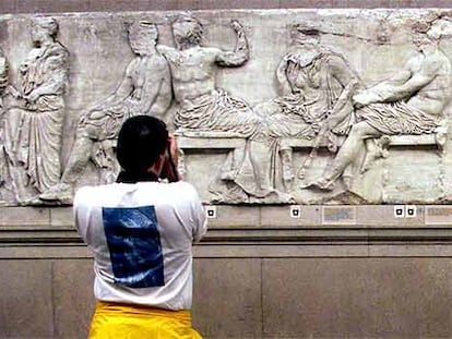 Un turista contempla una parte de los frisos del Partenón en el Museo Británico.