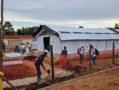 Construcción de la unidad de tratamiento de ébola de 36 camas en el hospital de Mubende, en Uganda, para casos sospechosos y confirmados.