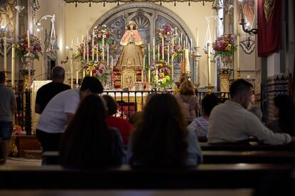 La Virgen del Rocío, patrona de Almonte, permanece ataviada con el terno de pastora para su regreso, este fin de semana, a la Aldea tras pasar algo más de dos años en la Parroquia de Nuestra Señora de la Asunción por la pandemia de la covid-19. La imagen es del 26 de mayo.