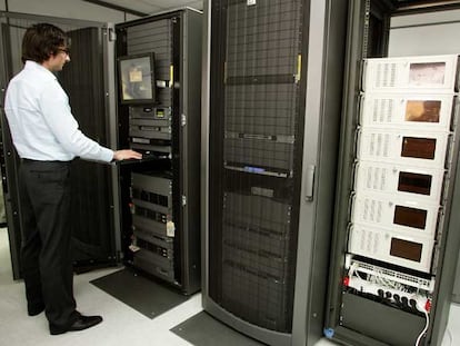 Un empleado revisa las instalaciones del Instituto Nacional de Tecnologías de la Comunicación (Inteco).