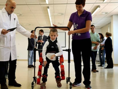 Jens, un niño de 5 años, ayer, en la presentación del exoesqueleto pediátrico. 