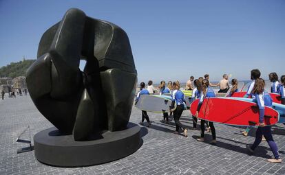 La escultura 'Pieza de bloqueo', de Henry Moore, en el paseo donostiarra de La Zurriola.