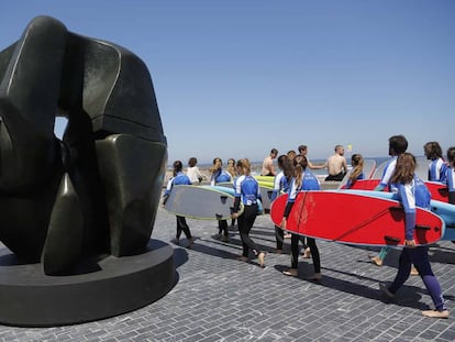 La escultura 'Pieza de bloqueo', de Henry Moore, en el paseo donostiarra de La Zurriola.