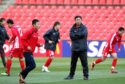 El técnico norcoreano, Kim Jong-hum, durante una sesión preparatoria.