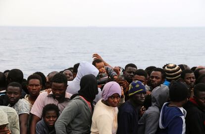 Migrantes esperan a ser rescatados en la ciudad costera de Zawiyah (Libia). 