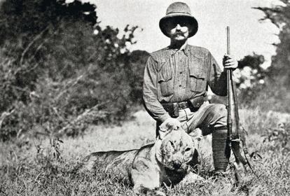 Un cazador muestra el ejemplar que ha matado minutos antes y que a punto estuvo de costarle la vida. Y es que un hombre con un rifle a menudo tiene solo una oportunidad, a lo máximo dos, para acertar con su disparo.