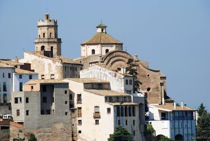 El centro de Tivissa, con la iglesia que alberga dentro de sus muros otra más antigua de estilo gótico.