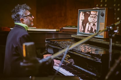 1/11/2023 - Fito Páez retratado en Spector Studios en Buenos Aires - ©Sebastián Arpesella    ----PIEFOTO----    “Te quedás toda la noche componiendo y al día siguiente no podés hacer nada porque estás hecho bolsa”, reconoce Fito Páez.