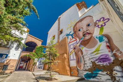 En la localidad, plagada de pintadas en fachadas hechas por artistas nacionales e internacionales que la visitan cada año, también hay dos empleados más del circo.