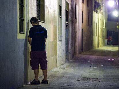 Chico orinando en plena calle