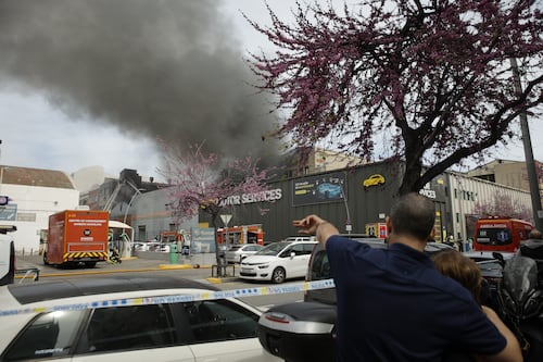Un incendio en una fábrica del barrio de Bon Pastor de Barcelona obliga a confinar a vecinos y empleados