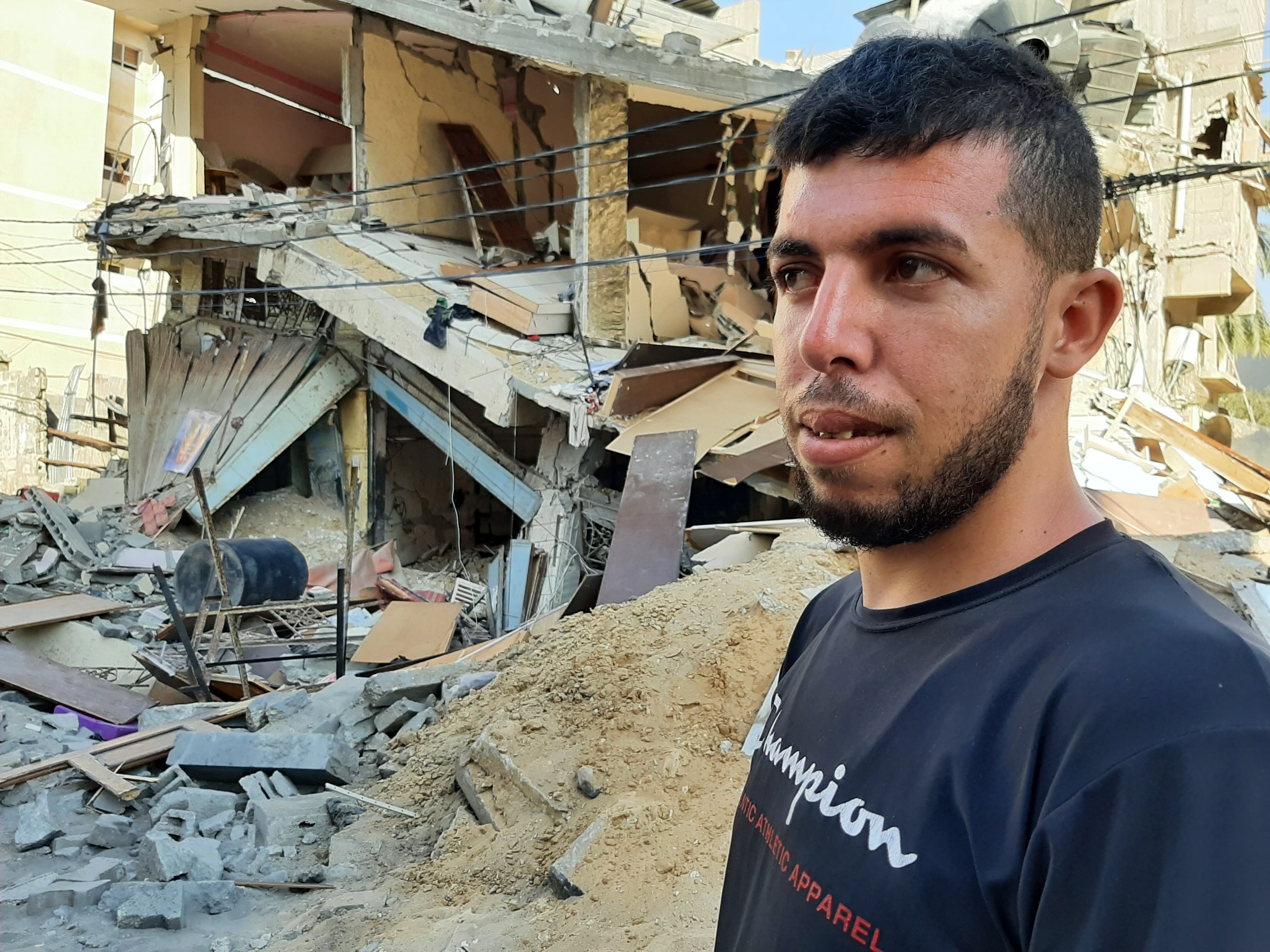 El palestino Ahmed Jalifa, ante la casa de su familia destruida en un bombardeo, el lunes en Gaza.