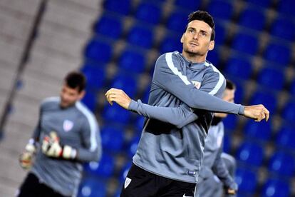 Aduriz calienta en el entrenamiento del Athletic en Genk.