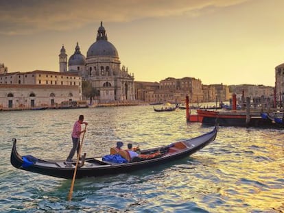 Góndolas en el Gran Canal de Venecia, con la iglesia de Santa Maria della Salute al fondo.