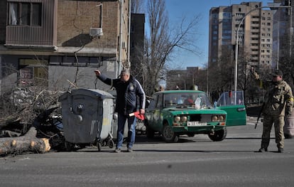 Civiles armados en un control con barricadas cerca del centro de Kiev.