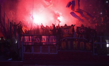 Los Boixos, en la grada del estadio del Lyon, durante el partido contra el Barça.