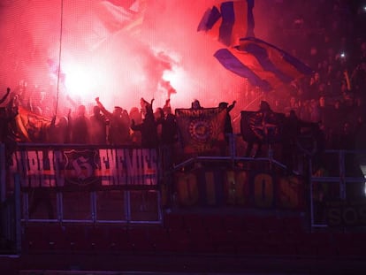 Los Boixos, en la grada del estadio del Lyon, durante el partido contra el Barça.
