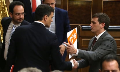 El secretario general del PSOE, Pedro Sánchez, saluda al líder de Ciudadanos, Albert Rivera, tras la primera jornada de la sesión de investidura.