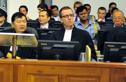 El número dos de los Jemeres Rojos, Nuon Chea (izquierda), y el ex ministro de Exteriores del régimen, Ieng Sary (derecha, en la segunda fila), en el tribunal de la ONU que les juzga.