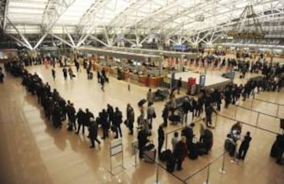 Pasajeros esperan en las mesas de facturación del aeropuerto de Hamburgo (Alemania). EFE/Archivo