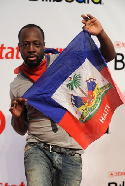 Wyclef Jean, con una bandera de Haití el pasado abril.