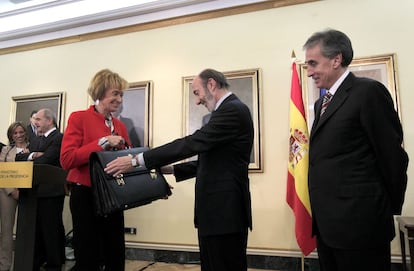 En octubre de 2010, con la crisis económica apretando a un Gobierno que ha tenido que tomar algunas medidas impopulares, Zapatero aumenta el peso de su ministro de Interior en el Gobierno. En adelante será también vicepresidente primero y portavoz. En la imagen, tomada el 21 de octubre del año pasado, con su antecesora como <i>número dos</i> del Ejecutivo, María Teresa Fernandéz de la Vega, quien ese día entregaba también la cartera de Presidencia a Ramón Jáuregui (a la derecha, en primer término).