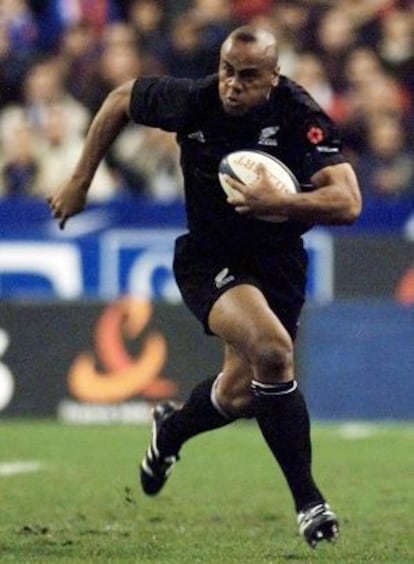 Jonah Lomu, durante un partido con Nueva Zelanda en el año 2000.