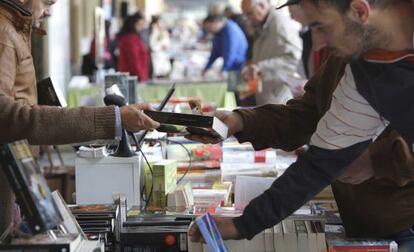 Librerías de San Sebastián han sacado sus novedades literarias a la calle para celebrar el Día del Libro.