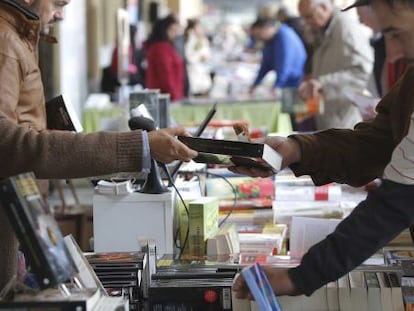 Librerías de San Sebastián han sacado sus novedades literarias a la calle para celebrar el Día del Libro.