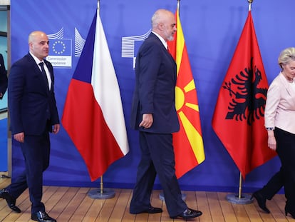 La presidenta de la Comisión Europea, Ursula von der Leyen, con el primer ministro albanés, Edi Rama, en el centro de la imagen, y el primer ministro de Macedonia del Norte, Dimitar Kovacevski, el 19 de julio de 2022 en Bruselas.
