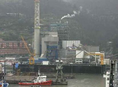 La central térmica de Pasajes, en cuya chimenea activistas de Greenpeace pintaron "Stop CO2" en marzo pasado.