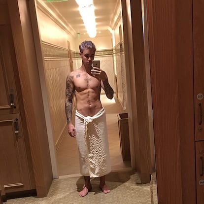 Justin Bieber, sorprendió a sus fans con una instantánea en la que aparecía completamente desnudo y viendo hacia el horizonte. A la imagen que después eliminó de su cuenta de Instagram le siguieron otras como está. El canadiense se toma un 'selfie' en  toalla. La imagen tiene más de dos millones de 'me gusta'.