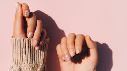 Su secado es instantáneo y se pueden aplicar tanto sobre uñas naturales como postizas. GETTY IMAGES.