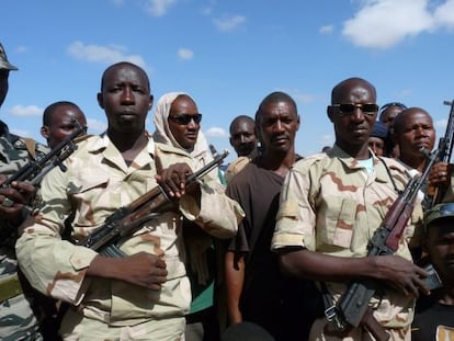 Un grupo de 300 civiles malienses que recibe formaci&oacute;n militar, en Mopti.