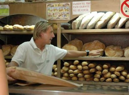 Un empleado atiende en el Museo del Pan Gallego, en Madrid.