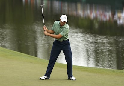 Jordan Spieth, de 20 años, tras fallar un putt.