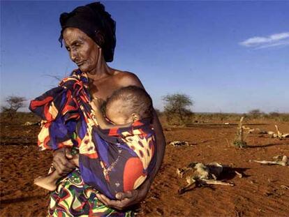 Una etíope y su nieto de cinco años, víctimas de la hambruna provocada por la sequía de 2000.
