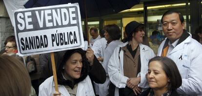 Protesta de personal sanitario a las puertas del centro de salud Doctor Cirajas de Madrid en 2012.