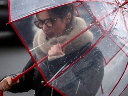 Una joven se pelea con la lluvia en San Sebastián el pasado 31 de marzo.