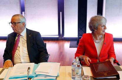 Theresa May junto al presidente de la Comisión Europea, Jean Claude Juncker, este miércoles en la cumbre informal de Salzburgo de la UE