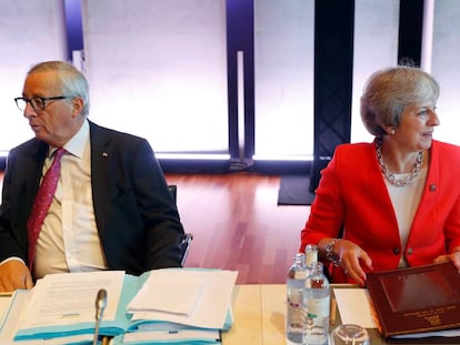 Theresa May junto al presidente de la Comisión Europea, Jean Claude Juncker, este miércoles en la cumbre informal de Salzburgo de la UE