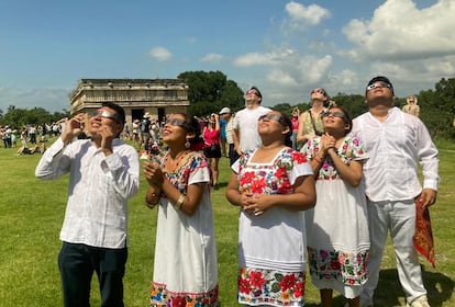 Estudiantes observan el eclipse en la zona arqueológica de Uxmal, Yucatán.