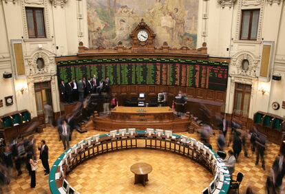 Vista de la jornada en la Bolsa de Valores de Santiago de Chile.