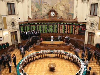 Vista de la jornada en la Bolsa de Valores de Santiago de Chile.